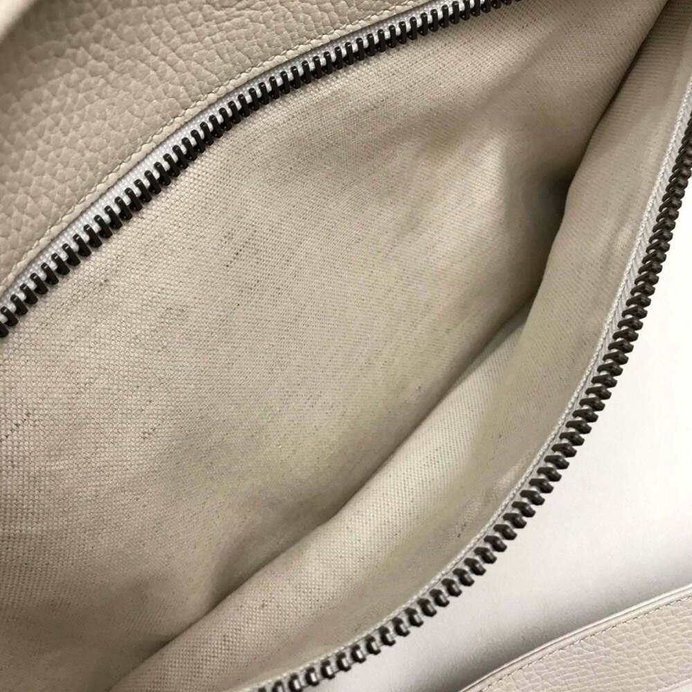 GUCCI Authentic White Messenger Shoulder Bag - Picture 8 of 13